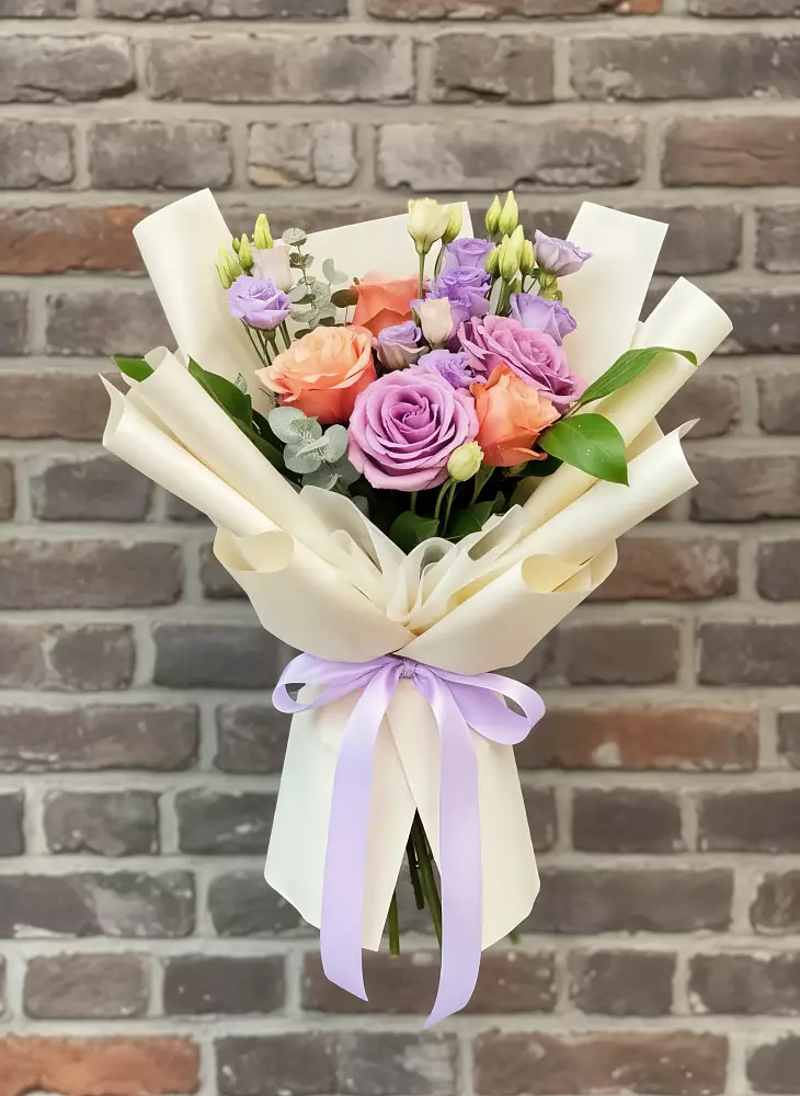 Букет цветочные ноты в Химках Букет цветов из: Лизиантусы и Розы в Химках