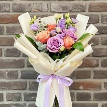 Букет цветов из:  Лизиантусы и Розы в Химках