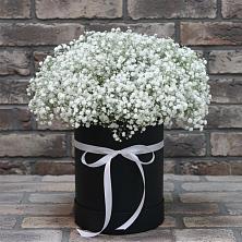Цветочная композиция из Гипсофила в шляпной коробке в Химках