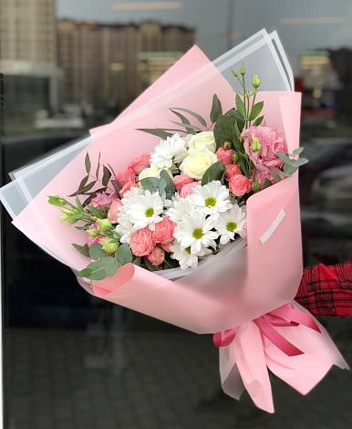 Букет цветов из: Розы, Лизиантусы и Хризантемы в Химках